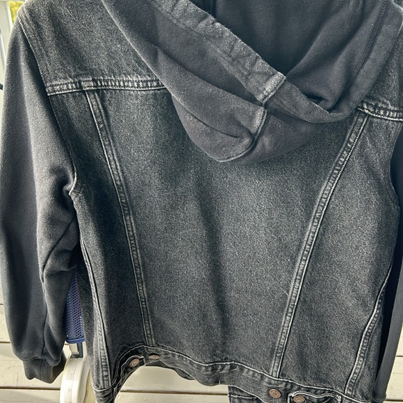 Man, jeans, jacket - Picture 5 of 6